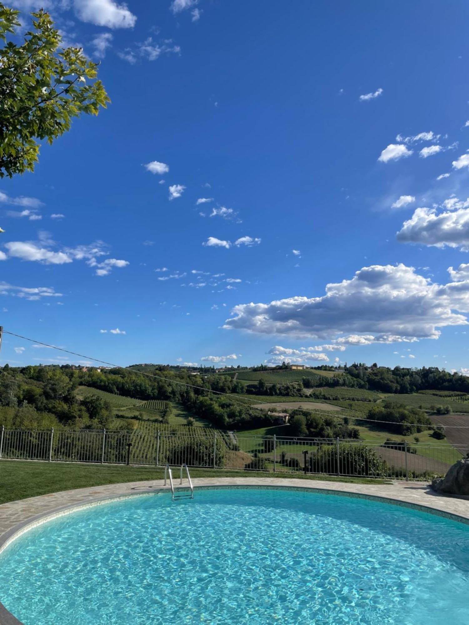 Agriturismo Podere La Piazza Costigliole d'Asti Luaran gambar